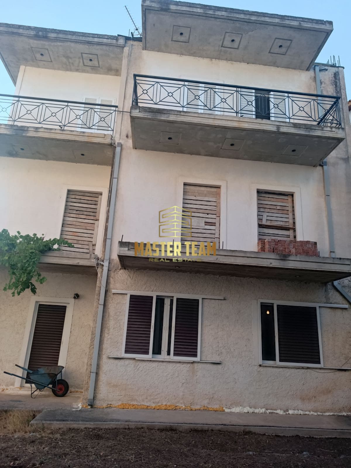Πωλείται Τριώροφο Κτίριο στο Σ.Σ. Λιανοκλαδίου 14124ΡΖ