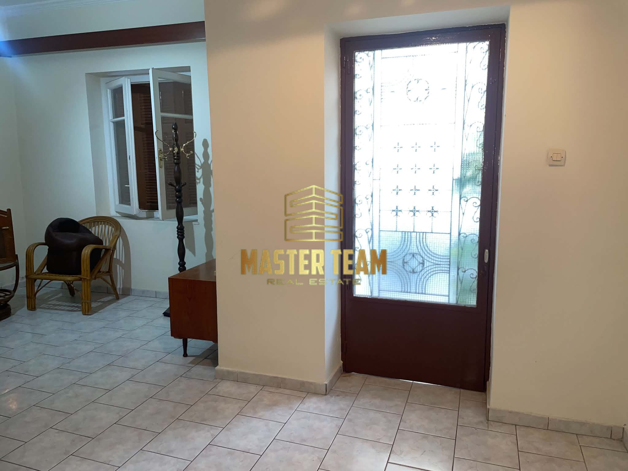 🏡 ΕΝΟΙΚΙΑΖΕΤΑΙ ΙΣΟΓΕΙΟ ΠΕΤΡΙΝΟ ΔΙΑΜΕΡΙΣΜΑ – 350€/ΜΗΝΑ ΚΩΔ 20314ΓΛ